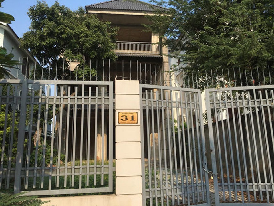 Cảnh ám ảnh trong biệt thự tiền tỷ, cỏ mọc um tùm ở Sài Gòn - 1 Cảnh ám ảnh trong biệt thự tiền tỷ, cỏ mọc um tùm ở Sài Gòn - 1