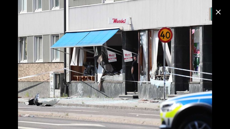 Khu chung cư Thụy Điển như “bãi chiến trường” sau vụ nổ rung chuyển - 4 Khu chung cư Thụy Điển như “bãi chiến trường” sau vụ nổ rung chuyển - 4