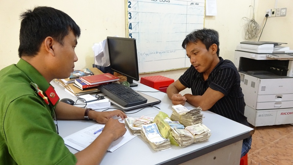 Vào bệnh viện trộm thùng tiền từ thiện - 1 Vào bệnh viện trộm thùng tiền từ thiện - 1