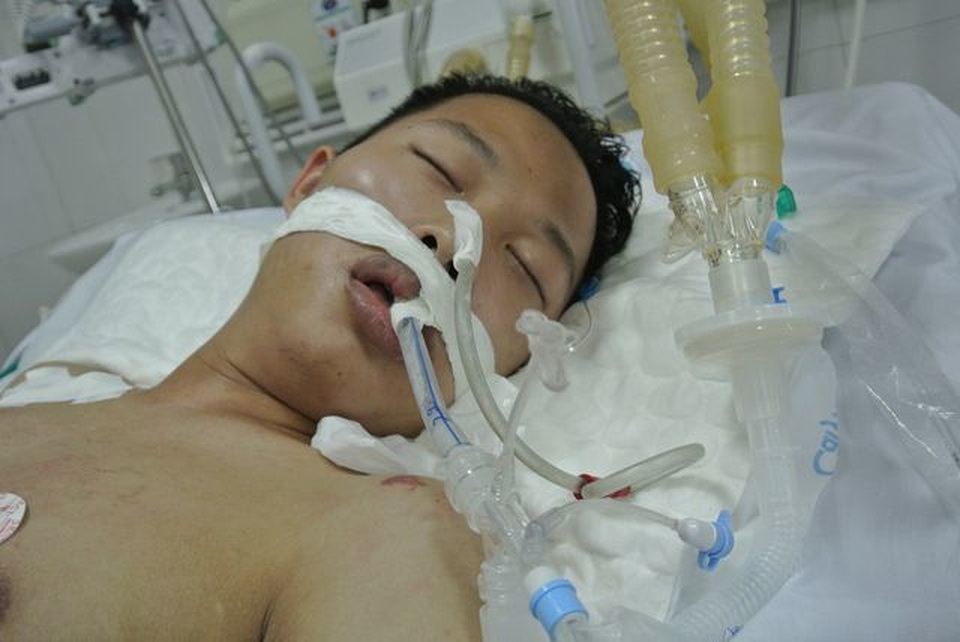 Hạnh phúc vỡ òa của chàng trai trẻ bị viêm não được cứu sống nhờ bạn đọc Dân trí - 1 Hạnh phúc vỡ òa của chàng trai trẻ bị viêm não được cứu sống nhờ bạn đọc Dân trí - 1
