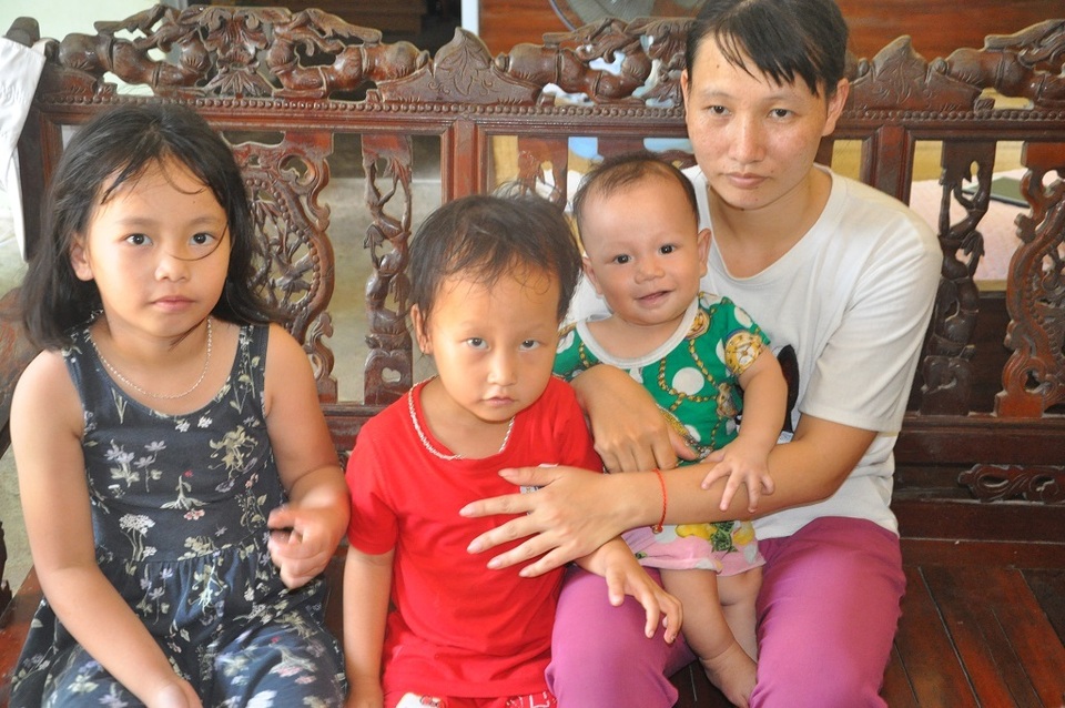 Hơn 40 triệu đồng tiếp tục được trao tặng 4 mẹ con bơ vơ ôm khoản nợ khủng sau cái chết của chồng - 1 Hơn 40 triệu đồng tiếp tục được trao tặng 4 mẹ con bơ vơ ôm khoản nợ khủng sau cái chết của chồng - 1