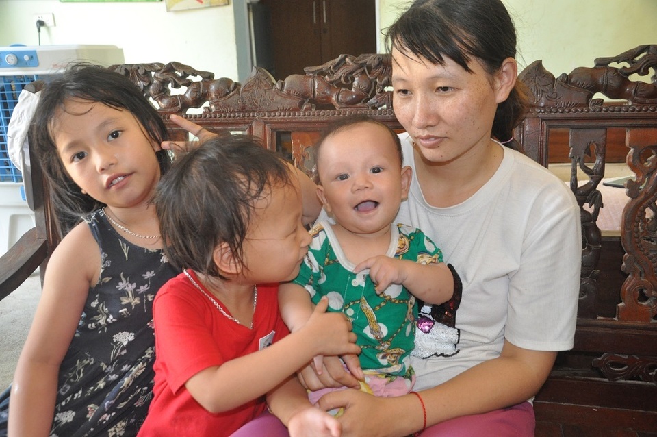 Hơn 40 triệu đồng tiếp tục được trao tặng 4 mẹ con bơ vơ ôm khoản nợ khủng sau cái chết của chồng - 4 Hơn 40 triệu đồng tiếp tục được trao tặng 4 mẹ con bơ vơ ôm khoản nợ khủng sau cái chết của chồng - 4