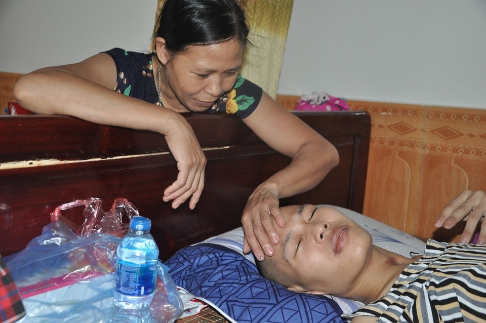 Hạnh phúc vỡ òa của chàng trai trẻ bị viêm não được cứu sống nhờ bạn đọc Dân trí - 7 Hạnh phúc vỡ òa của chàng trai trẻ bị viêm não được cứu sống nhờ bạn đọc Dân trí - 7