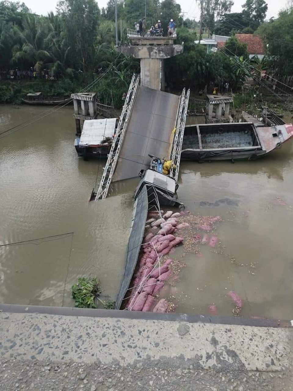 Đã khắc phục xong cây cầu bê tông bị xe tải hạ gục - 2 Đã khắc phục xong cây cầu bê tông bị xe tải hạ gục - 2