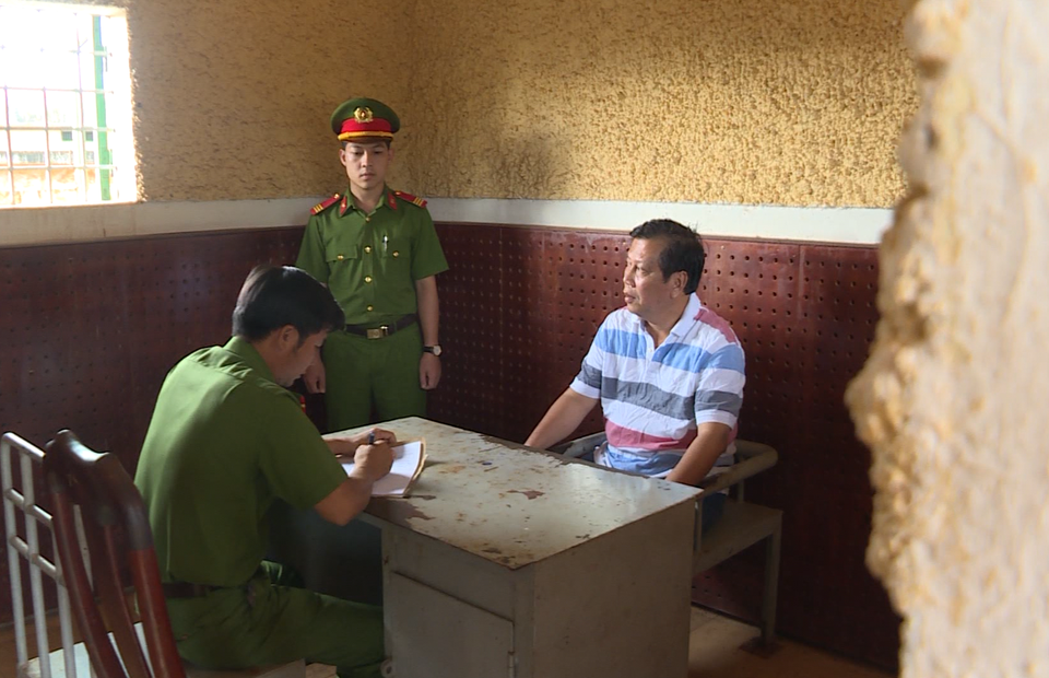 Vụ bắt đại gia Trịnh Sướng: Đường dây xăng giả “khủng” thu lợi hàng trăm tỷ đồng - 3 Vụ bắt đại gia Trịnh Sướng: Đường dây xăng giả “khủng” thu lợi hàng trăm tỷ đồng - 3