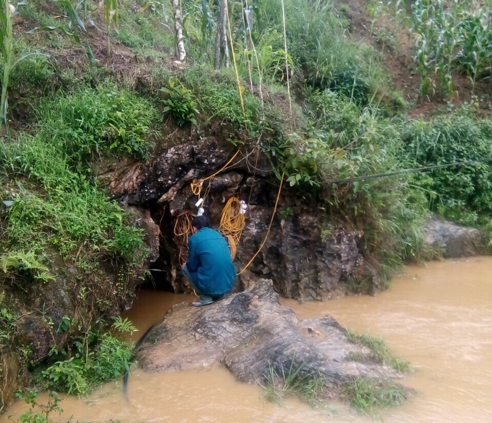 Hôm nay có thể tiếp cận được nạn nhân 8 ngày mắc kẹt dưới hang đá - 1