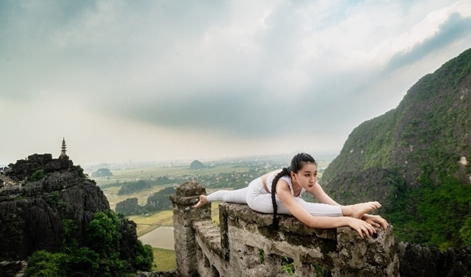 Ấn tượng bộ ảnh yoga tại Hang Múa của mẫu nhí Sài thành - 2 Ấn tượng bộ ảnh yoga tại Hang Múa của mẫu nhí Sài thành - 2