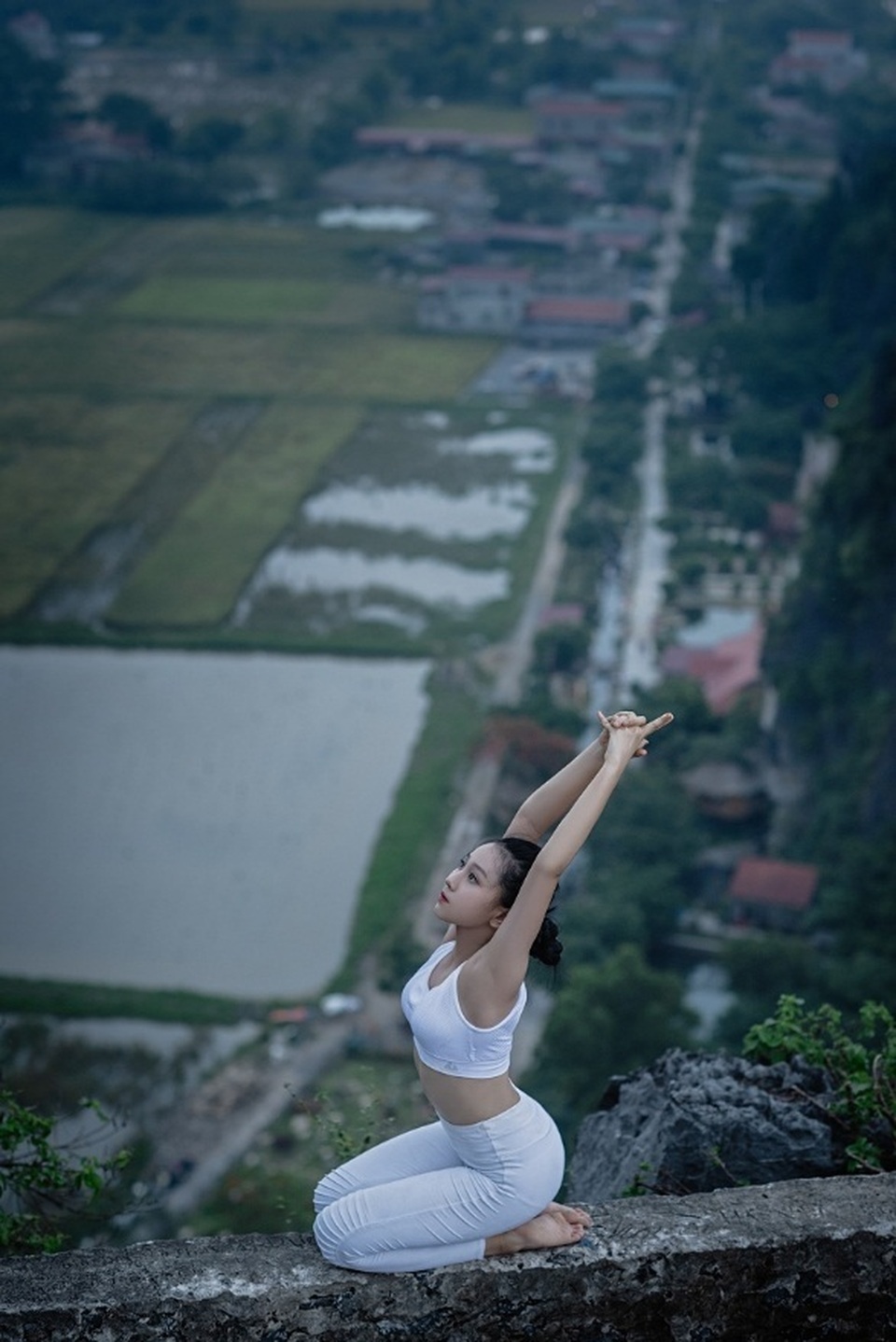 Ấn tượng bộ ảnh yoga tại Hang Múa của mẫu nhí Sài thành - 7 Ấn tượng bộ ảnh yoga tại Hang Múa của mẫu nhí Sài thành - 7