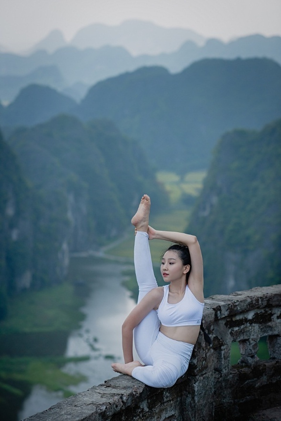 Ấn tượng bộ ảnh yoga tại Hang Múa của mẫu nhí Sài thành - 11 Ấn tượng bộ ảnh yoga tại Hang Múa của mẫu nhí Sài thành - 11