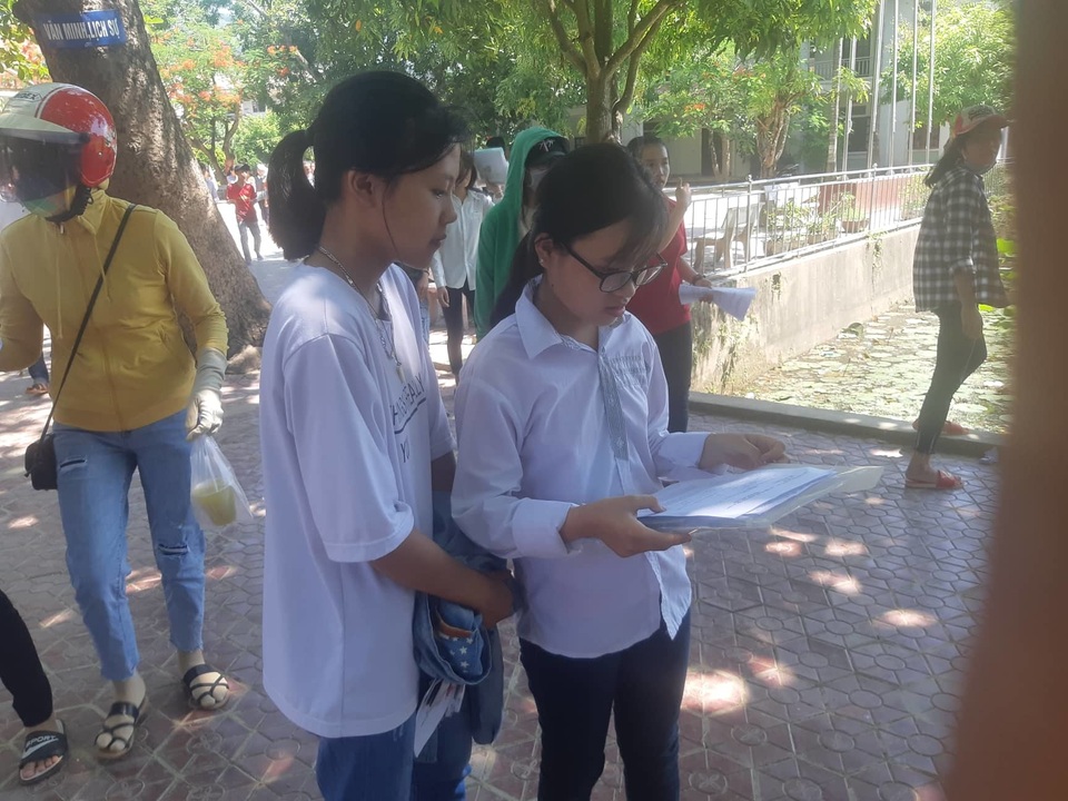 Nghệ An: Thí sinh than đề Toán lớp 10 khó kiếm được điểm cao - 2 Nghệ An: Thí sinh than đề Toán lớp 10 khó kiếm được điểm cao - 2