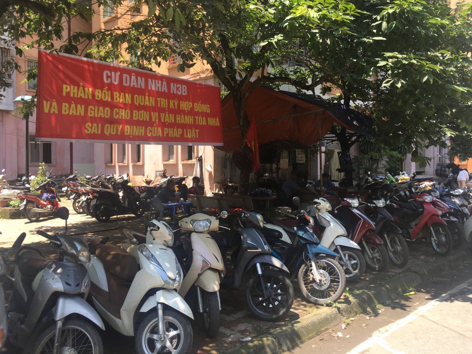Hà Nội: Cư dân bất an vì nhóm người lạ đe dọa, đòi “tiếp quản” chung cư - 1 Hà Nội: Cư dân bất an vì nhóm người lạ đe dọa, đòi “tiếp quản” chung cư - 1