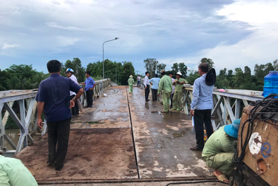 Đã khắc phục xong cây cầu bê tông bị xe tải hạ gục - 1 Đã khắc phục xong cây cầu bê tông bị xe tải hạ gục - 1