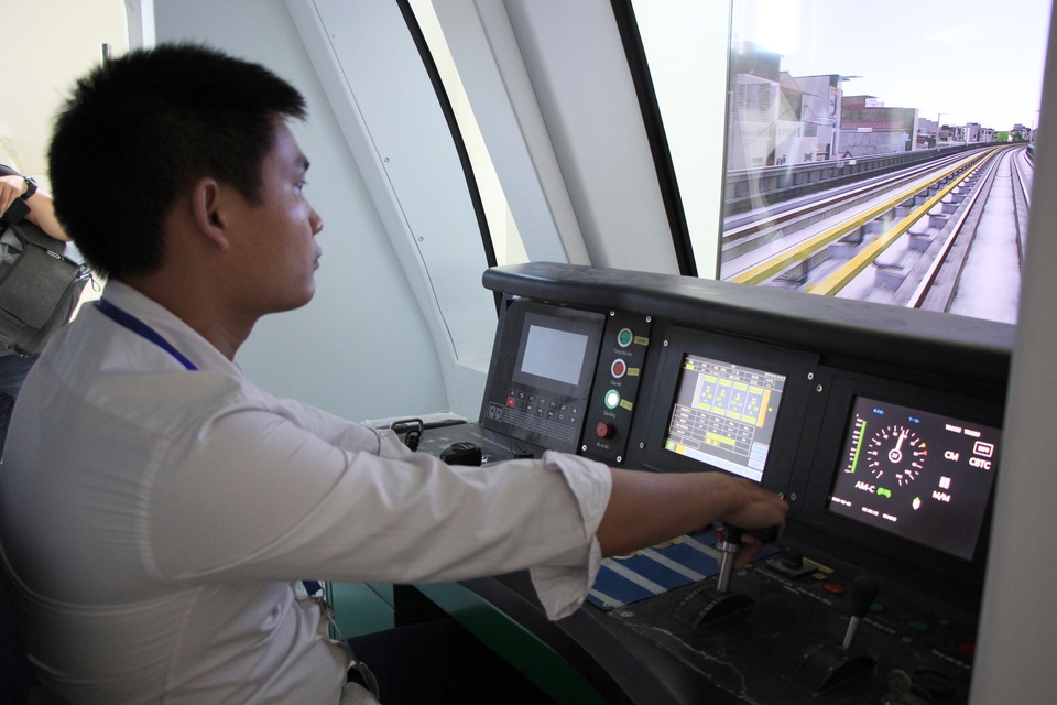 Lái tàu Cát Linh - Hà Đông trên mô hình để tập xử lý sự cố - 5 Lái tàu Cát Linh - Hà Đông trên mô hình để tập xử lý sự cố - 5