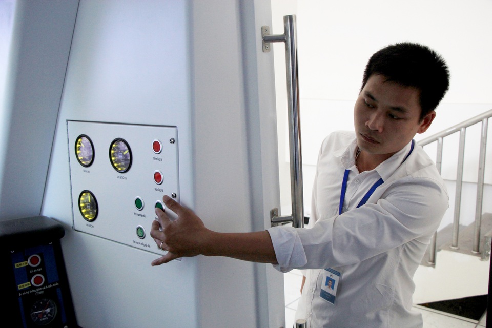 Lái tàu Cát Linh - Hà Đông trên mô hình để tập xử lý sự cố - 6 Lái tàu Cát Linh - Hà Đông trên mô hình để tập xử lý sự cố - 6