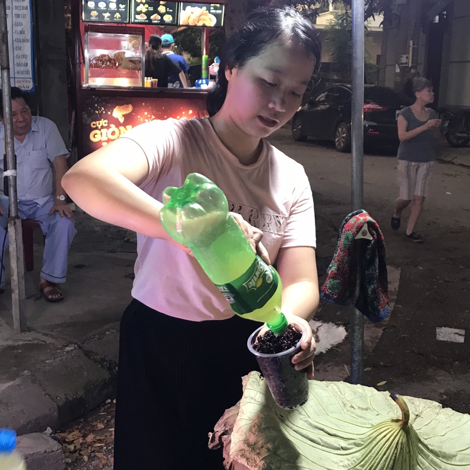 Bán hết veo cả tạ rượu nếp chỉ trong buổi sáng Tết Đoan Ngọ - 3 Bán hết veo cả tạ rượu nếp chỉ trong buổi sáng Tết Đoan Ngọ - 3