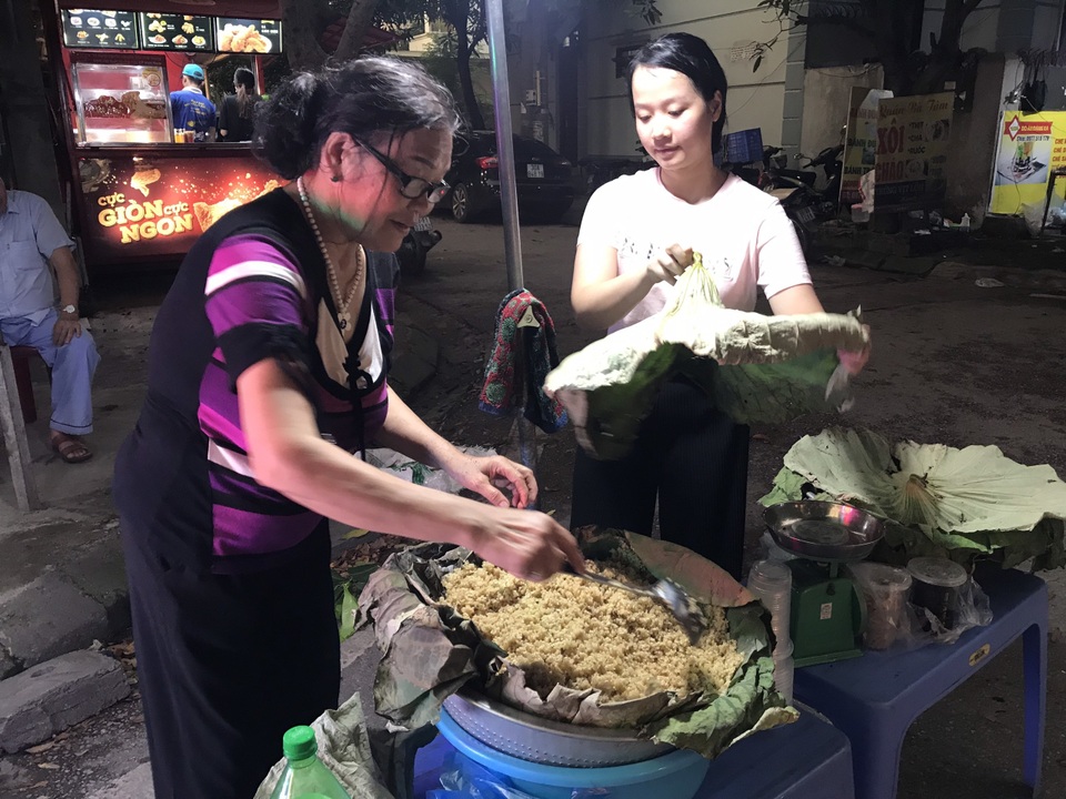 Bán hết veo cả tạ rượu nếp chỉ trong buổi sáng Tết Đoan Ngọ - 6 Bán hết veo cả tạ rượu nếp chỉ trong buổi sáng Tết Đoan Ngọ - 6