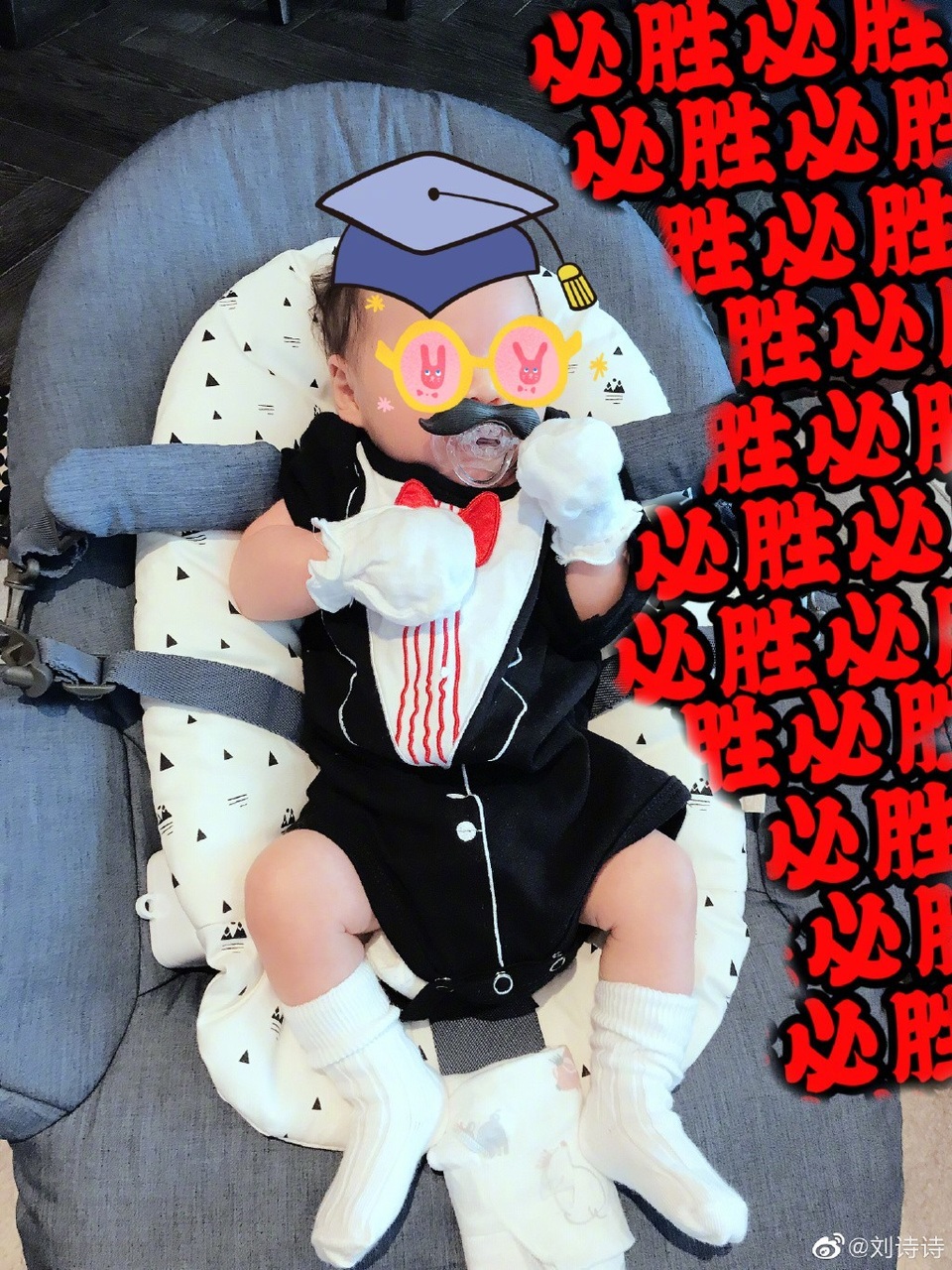 Lưu Thi Thi lần đầu khoe hình con trai hai tháng tuổi - 2 Lưu Thi Thi lần đầu khoe hình con trai hai tháng tuổi - 2
