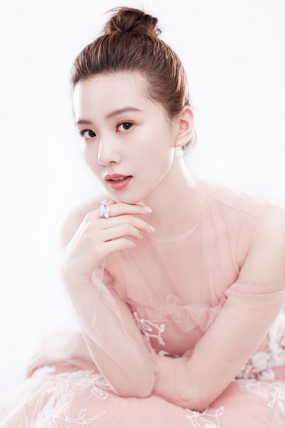Lưu Thi Thi lần đầu khoe hình con trai hai tháng tuổi - 1 Lưu Thi Thi lần đầu khoe hình con trai hai tháng tuổi - 1