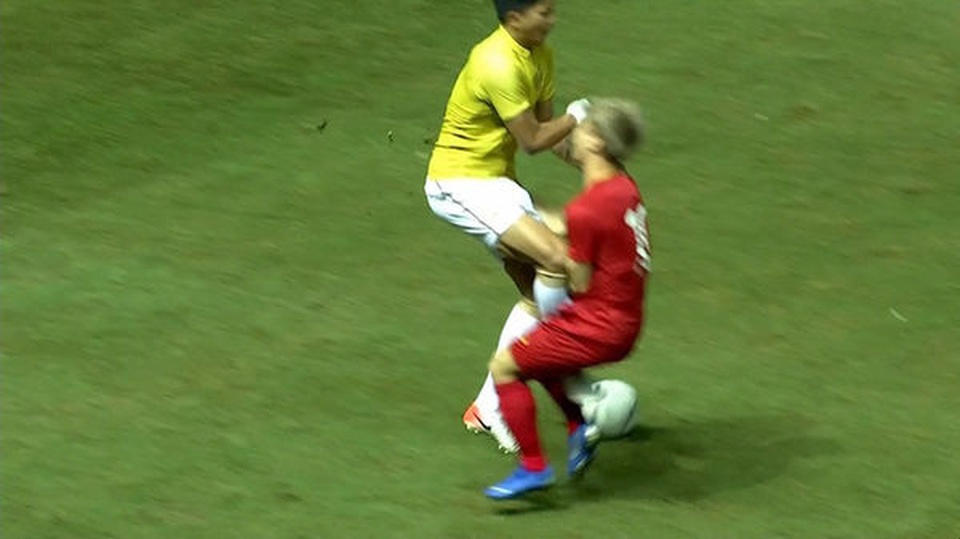 Báo Thái Lan kêu gọi phạt thẻ đỏ cầu thủ đá vào người Công Phượng - 1