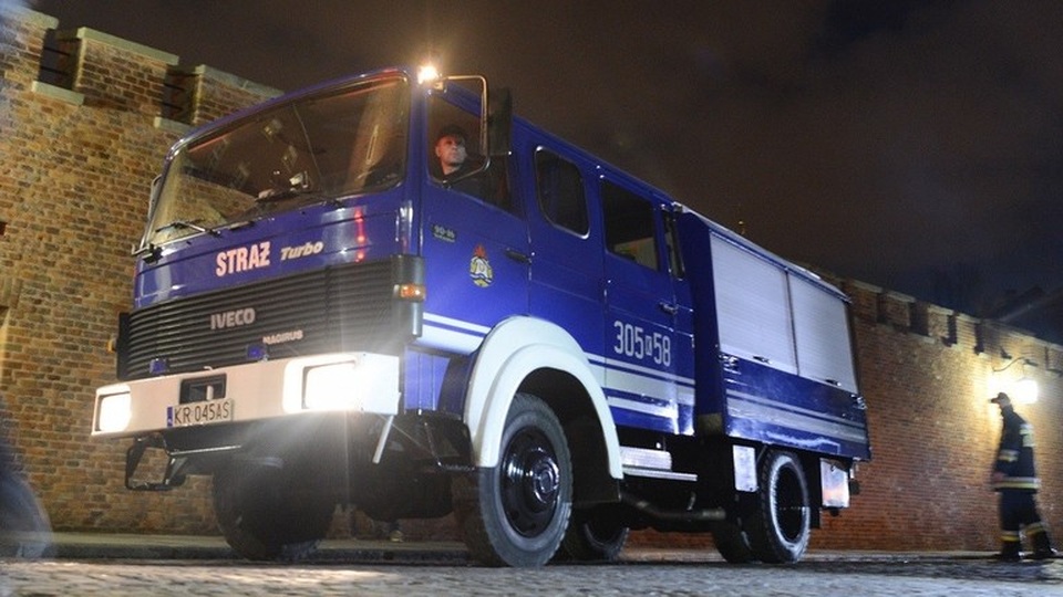 Tòa tháp chọc trời Ba Lan bốc cháy “phừng phừng” như ngọn đuốc trong đêm - 3