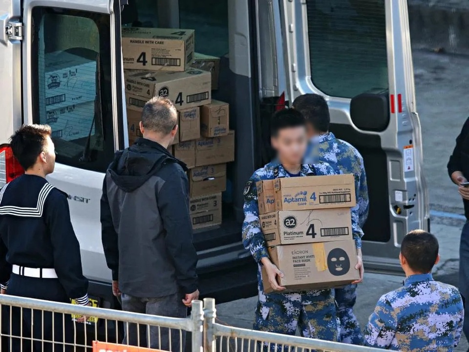 Thăm Australia, thủy thủ tàu chiến Trung Quốc “tranh thủ” mua cả xe sữa bột về nước - 1 Thăm Australia, thủy thủ tàu chiến Trung Quốc “tranh thủ” mua cả xe sữa bột về nước - 1