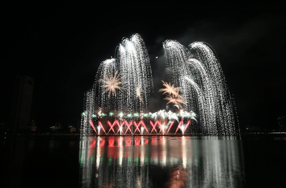 Choáng ngợp với màn so tài trình diễn pháo hoa của Brazil và Bỉ - 12