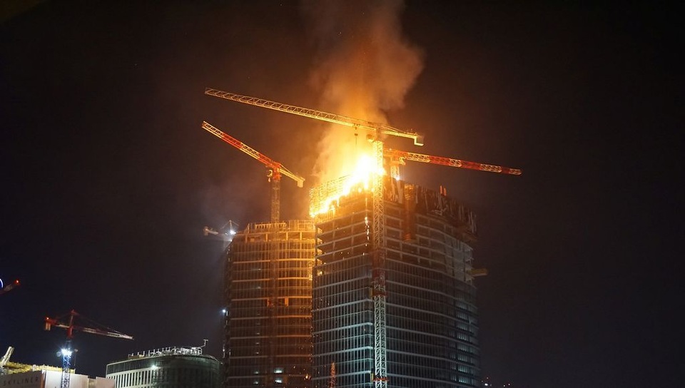 Tòa tháp chọc trời Ba Lan bốc cháy “phừng phừng” như ngọn đuốc trong đêm - 6