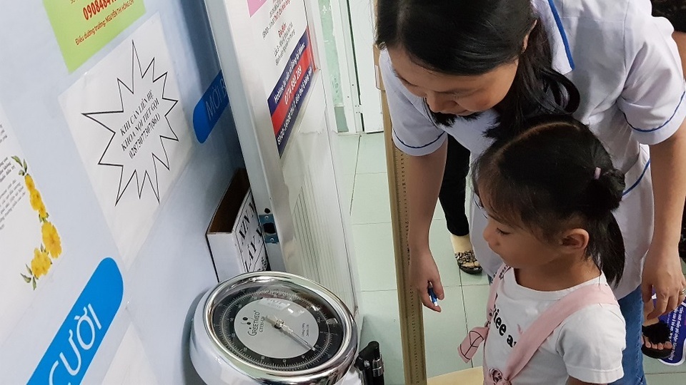 Thúc chiều cao cho trẻ coi chừng “tiền mất tật mang” - 1