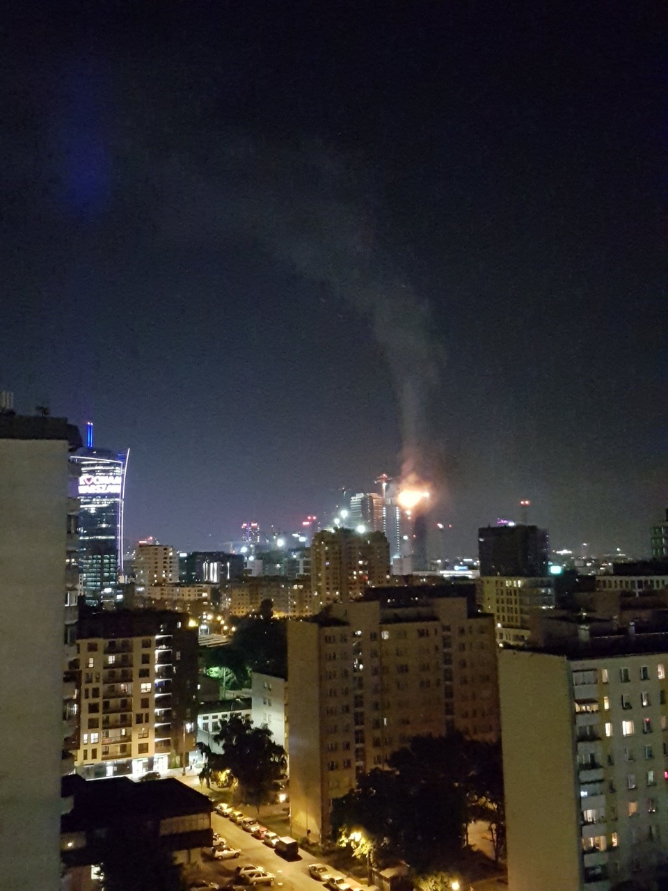 Tòa tháp chọc trời Ba Lan bốc cháy “phừng phừng” như ngọn đuốc trong đêm - 2