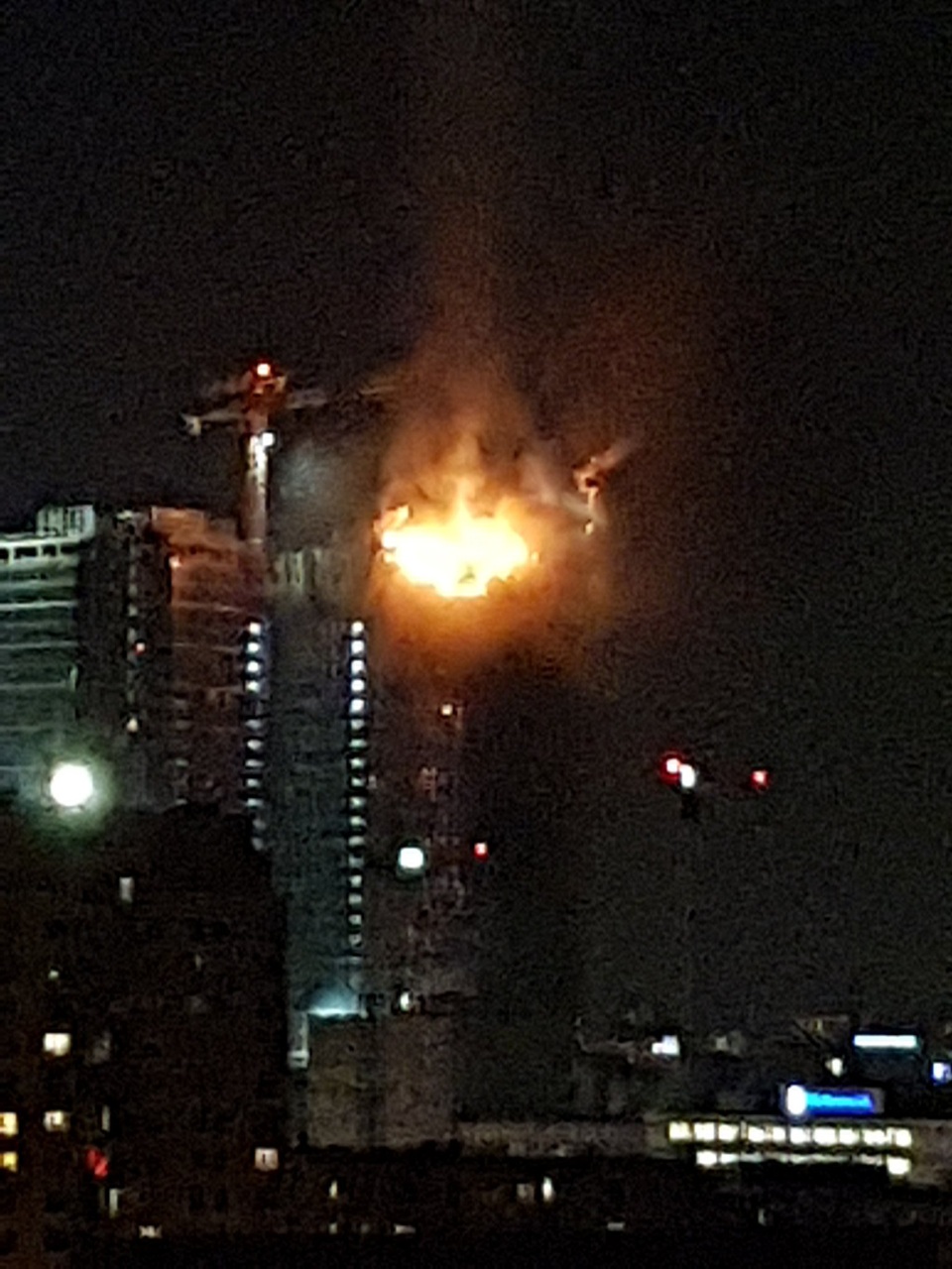 Tòa tháp chọc trời Ba Lan bốc cháy “phừng phừng” như ngọn đuốc trong đêm - 1