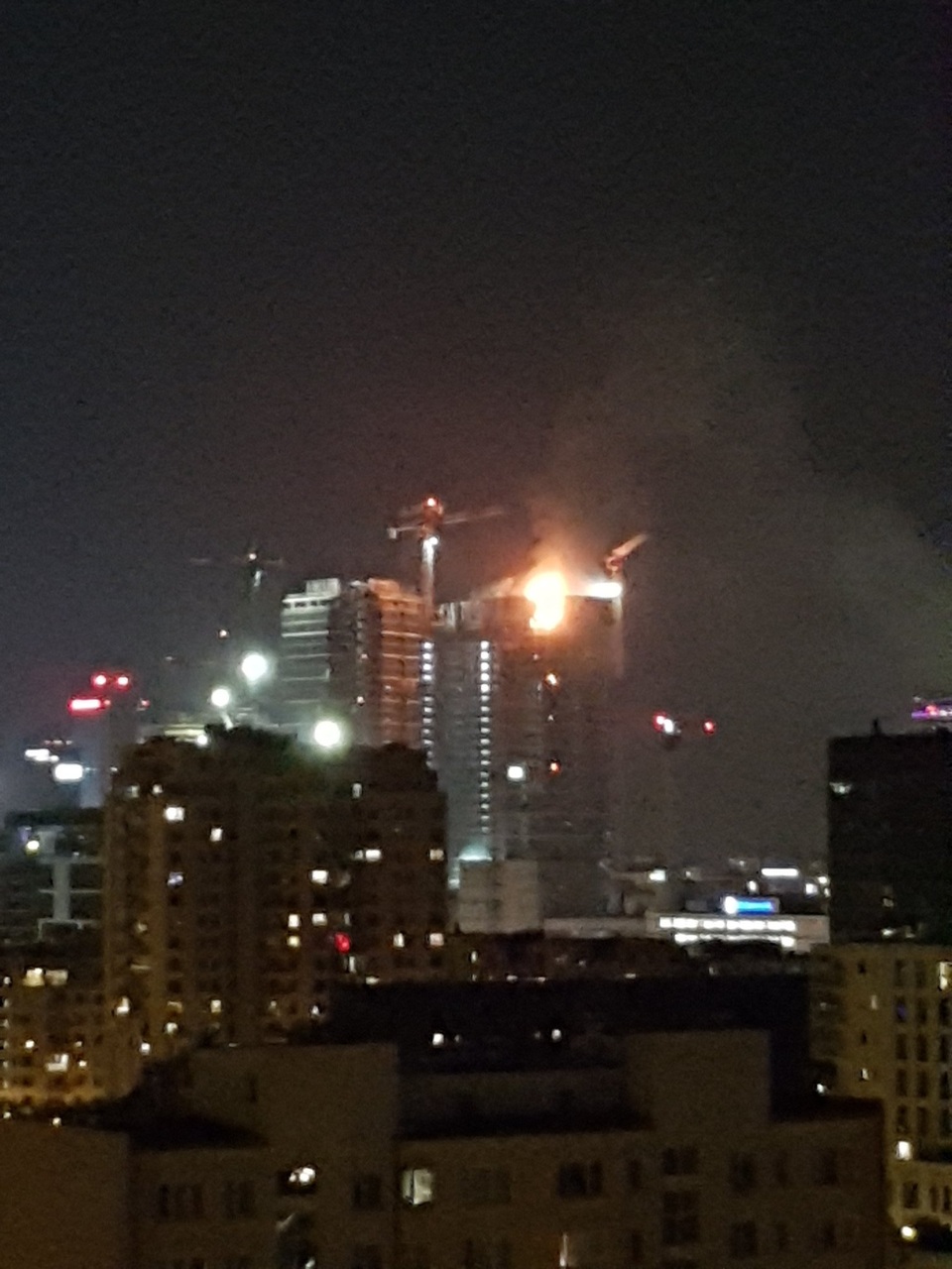 Tòa tháp chọc trời Ba Lan bốc cháy “phừng phừng” như ngọn đuốc trong đêm - 4