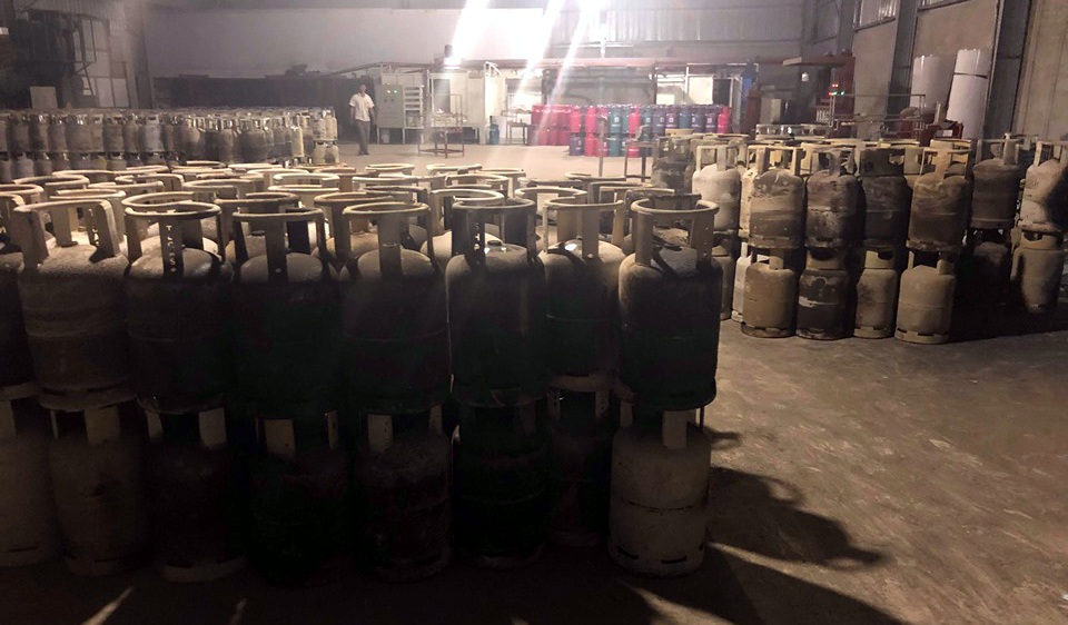 Phát hiện hàng nghìn bình gas bị cắt tai, mài vỏ, “lột xác” - 2 Phát hiện hàng nghìn bình gas bị cắt tai, mài vỏ, “lột xác” - 2