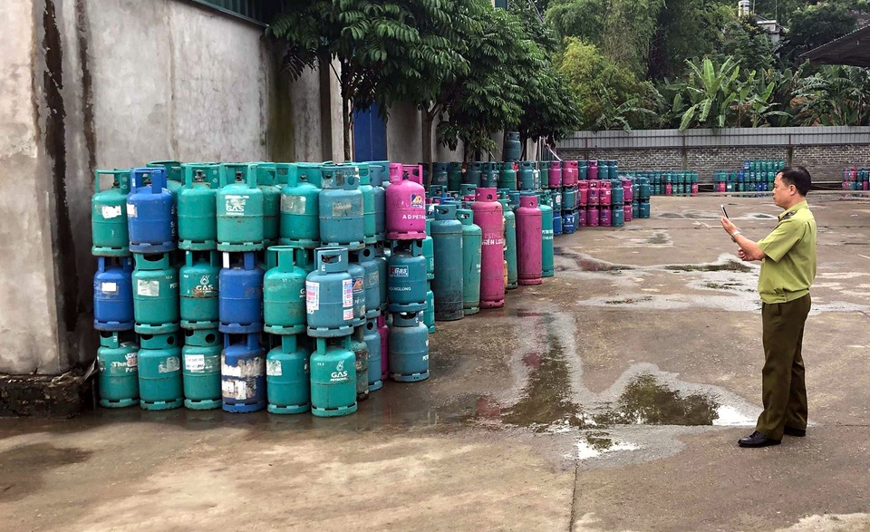 Phát hiện hàng nghìn bình gas bị cắt tai, mài vỏ, “lột xác” - 1 Phát hiện hàng nghìn bình gas bị cắt tai, mài vỏ, “lột xác” - 1