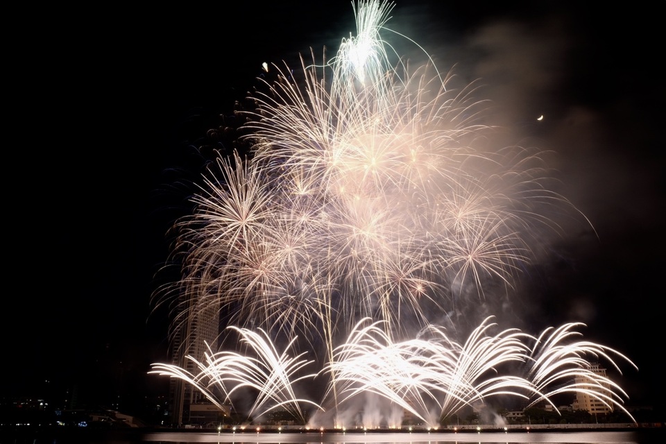 Choáng ngợp với màn so tài trình diễn pháo hoa của Brazil và Bỉ - 1