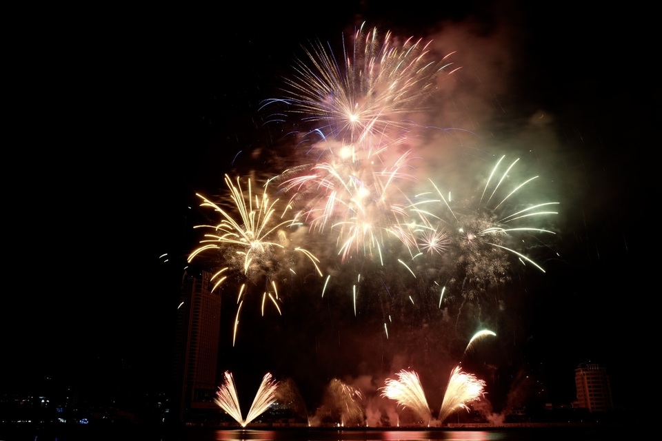 Choáng ngợp với màn so tài trình diễn pháo hoa của Brazil và Bỉ - 2