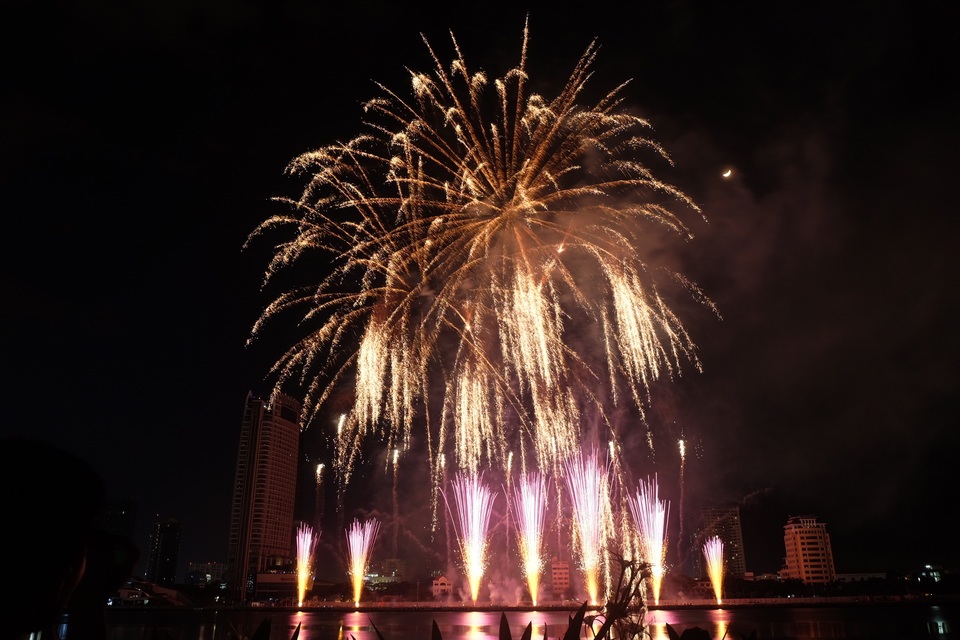 Choáng ngợp với màn so tài trình diễn pháo hoa của Brazil và Bỉ - 11