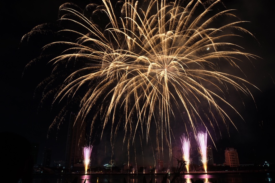 Choáng ngợp với màn so tài trình diễn pháo hoa của Brazil và Bỉ - 5