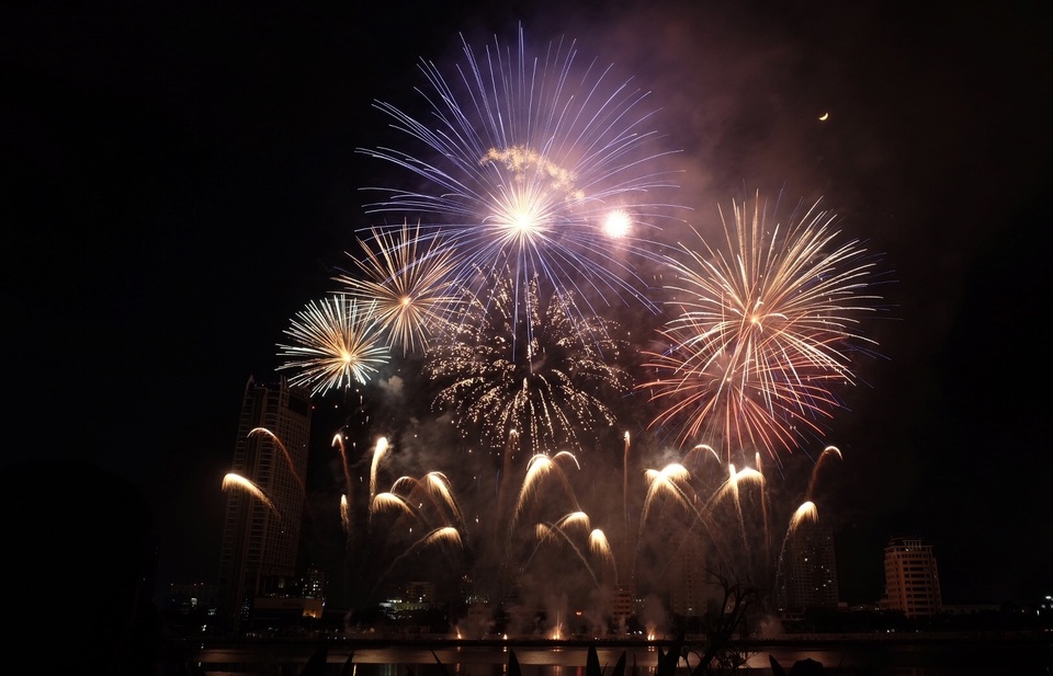 Choáng ngợp với màn so tài trình diễn pháo hoa của Brazil và Bỉ - 4