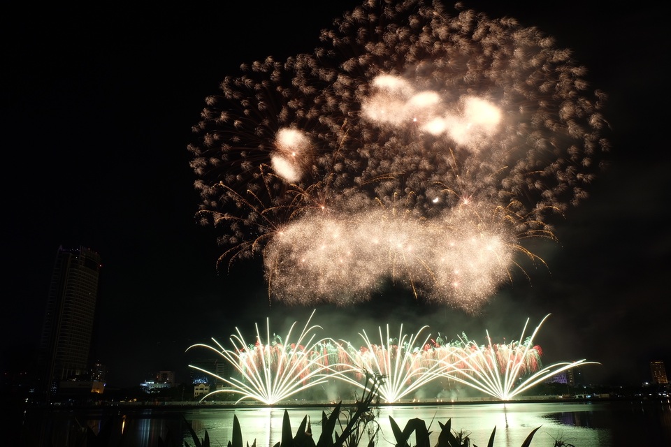 Choáng ngợp với màn so tài trình diễn pháo hoa của Brazil và Bỉ - 7