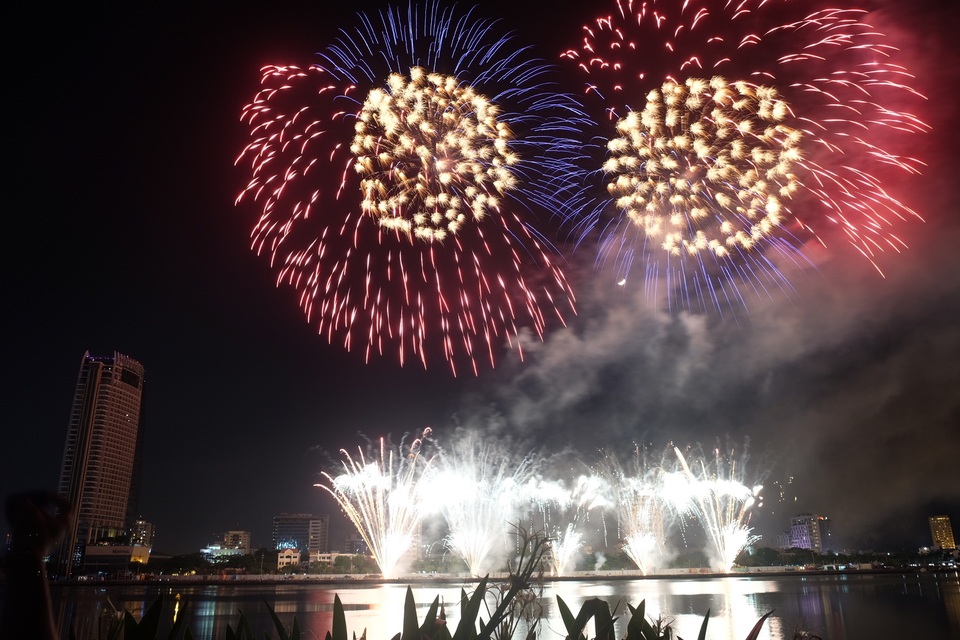 Choáng ngợp với màn so tài trình diễn pháo hoa của Brazil và Bỉ - 8