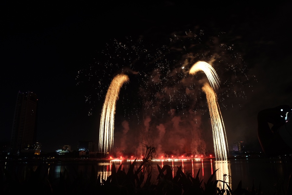 Choáng ngợp với màn so tài trình diễn pháo hoa của Brazil và Bỉ - 9