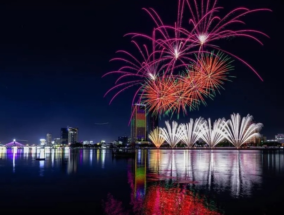 Choáng ngợp với màn so tài trình diễn pháo hoa của Brazil và Bỉ - 13