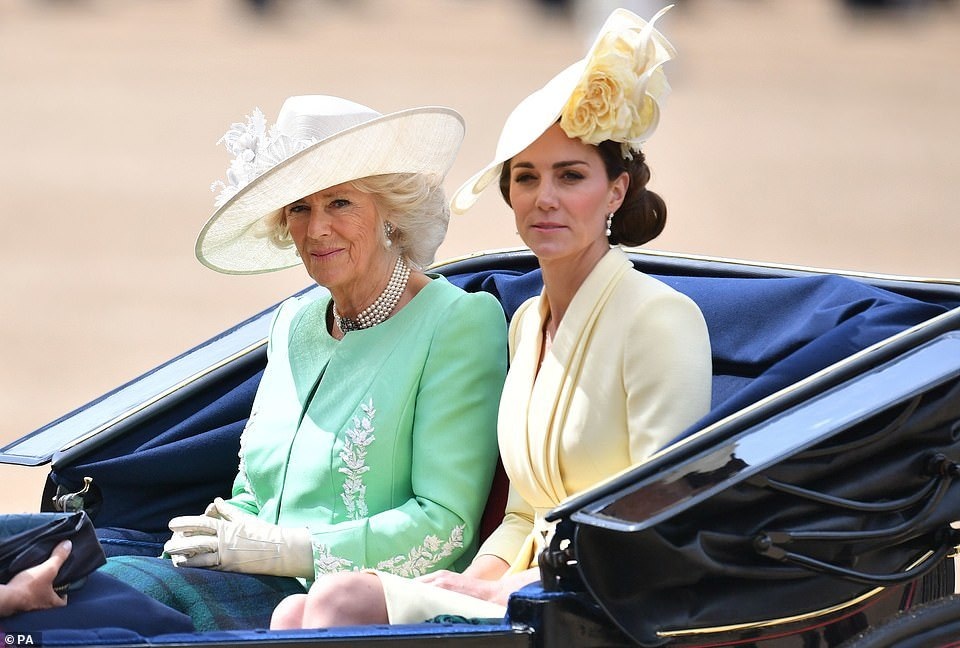 Meghan Markle tái xuất sau khi sinh con trai - 7 Meghan Markle tái xuất sau khi sinh con trai - 7