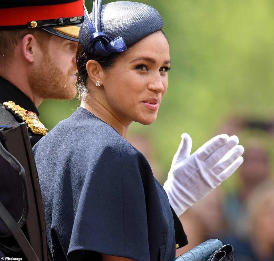 Meghan Markle tái xuất sau khi sinh con trai - 3 Meghan Markle tái xuất sau khi sinh con trai - 3