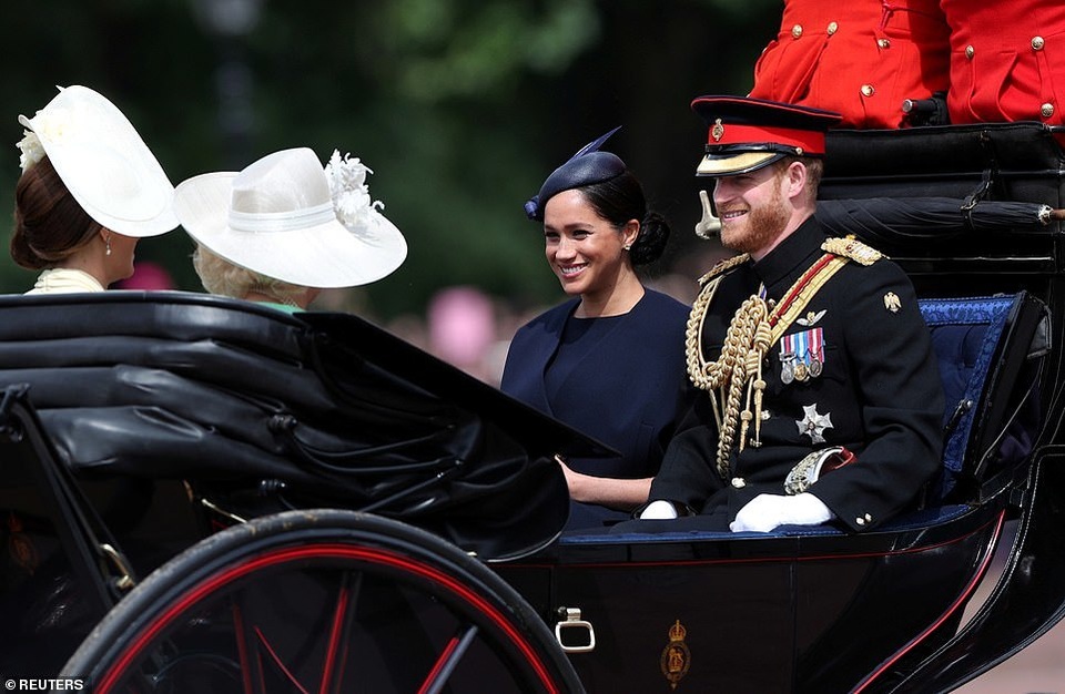 Meghan Markle tái xuất sau khi sinh con trai - 4 Meghan Markle tái xuất sau khi sinh con trai - 4