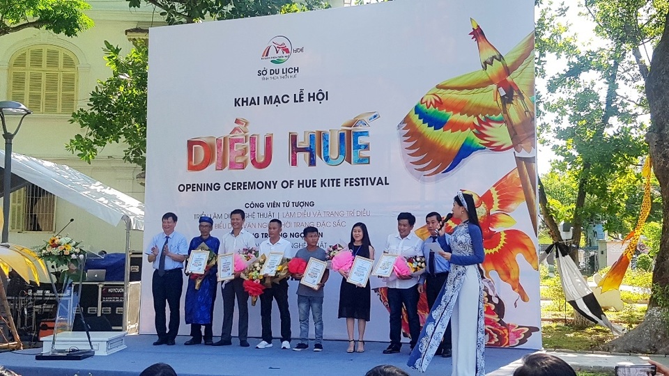 Nhiều sắc màu vui tươi tại lễ hội diều Huế 2019 - 3 Nhiều sắc màu vui tươi tại lễ hội diều Huế 2019 - 3