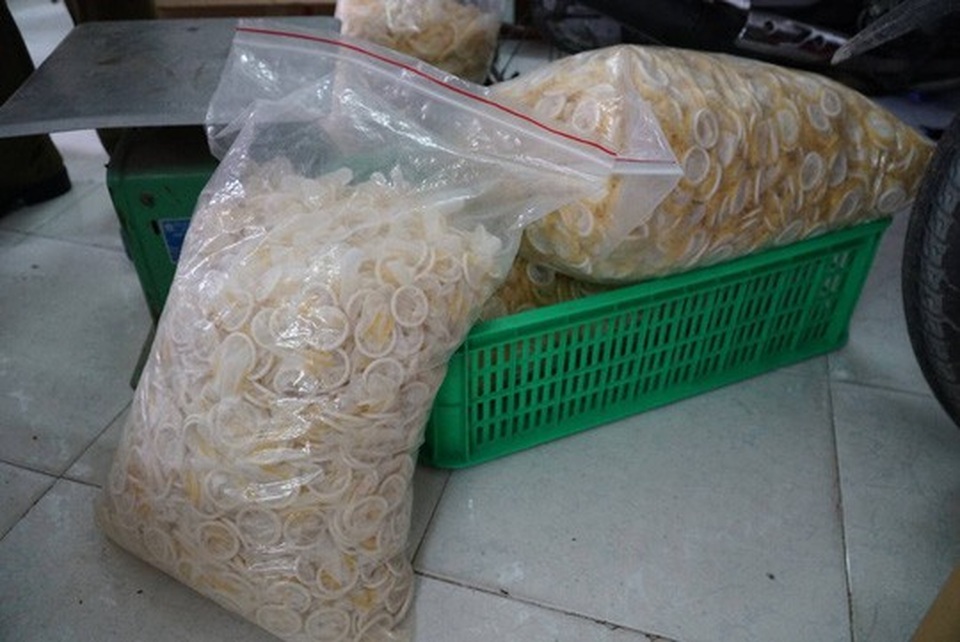 Ớn lạnh với hàng đống bao cao su giả ở TP HCM - 1 Ớn lạnh với hàng đống bao cao su giả ở TP HCM - 1