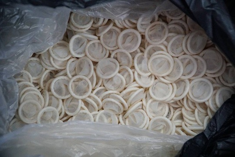 Ớn lạnh với hàng đống bao cao su giả ở TP HCM - 2 Ớn lạnh với hàng đống bao cao su giả ở TP HCM - 2