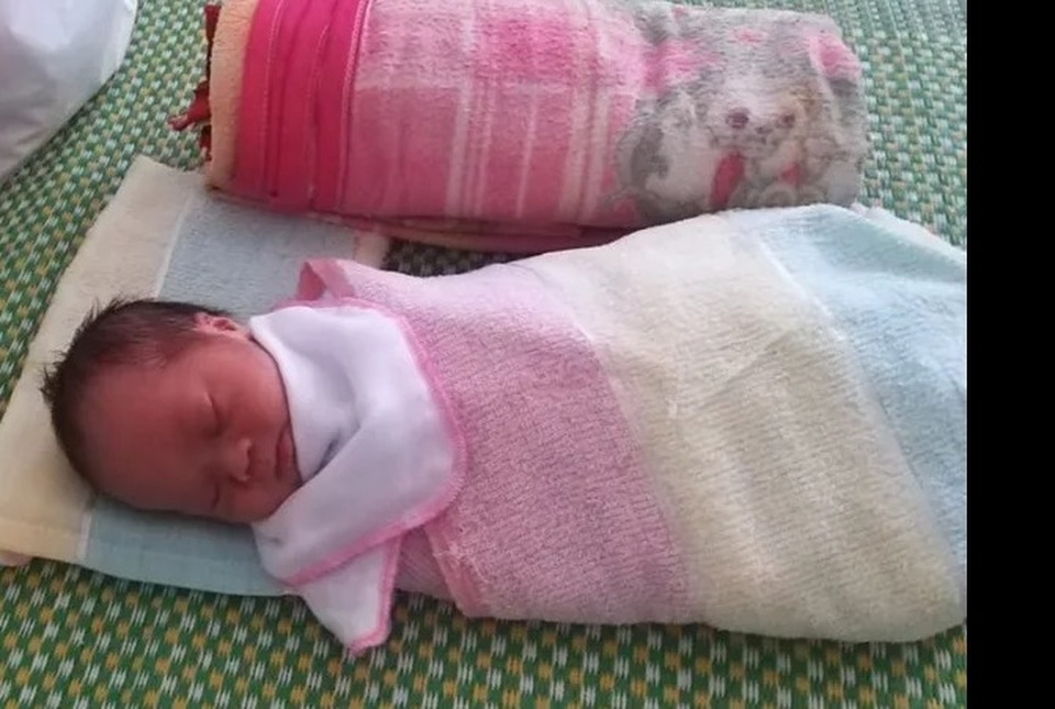 Người phụ nữ đặt cháu bé sơ sinh trên giường bệnh rồi bỏ đi - 1 Người phụ nữ đặt cháu bé sơ sinh trên giường bệnh rồi bỏ đi - 1