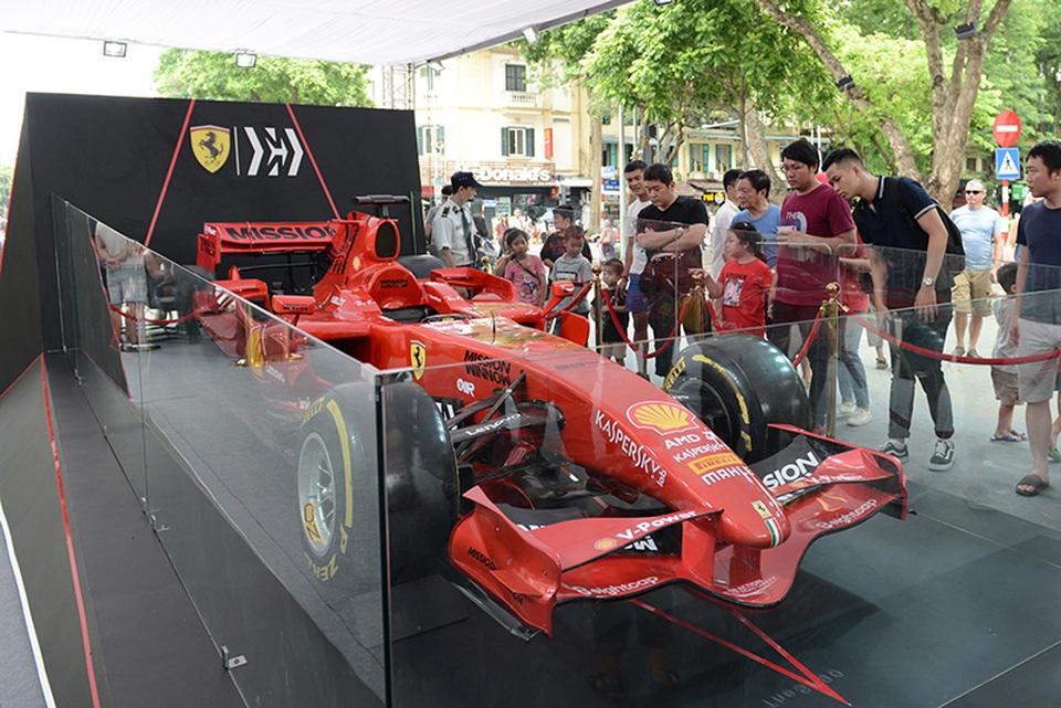 Chiêm ngưỡng siêu xe F1 Ferrari ngay tại Hồ Gươm - 5 Chiêm ngưỡng siêu xe F1 Ferrari ngay tại Hồ Gươm - 5